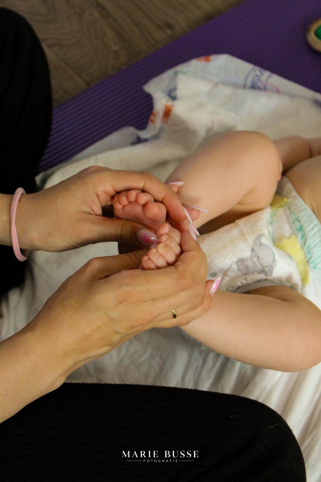 Sanfte Berührung beim Baby